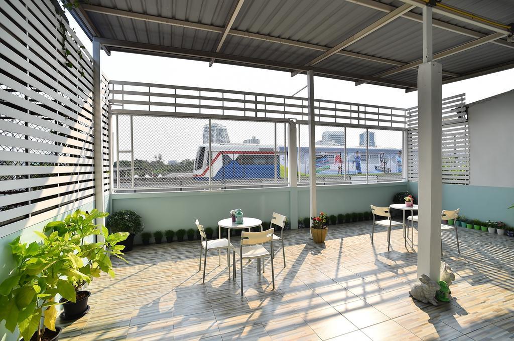 Take A Rest Hotel Bangkok Exterior photo