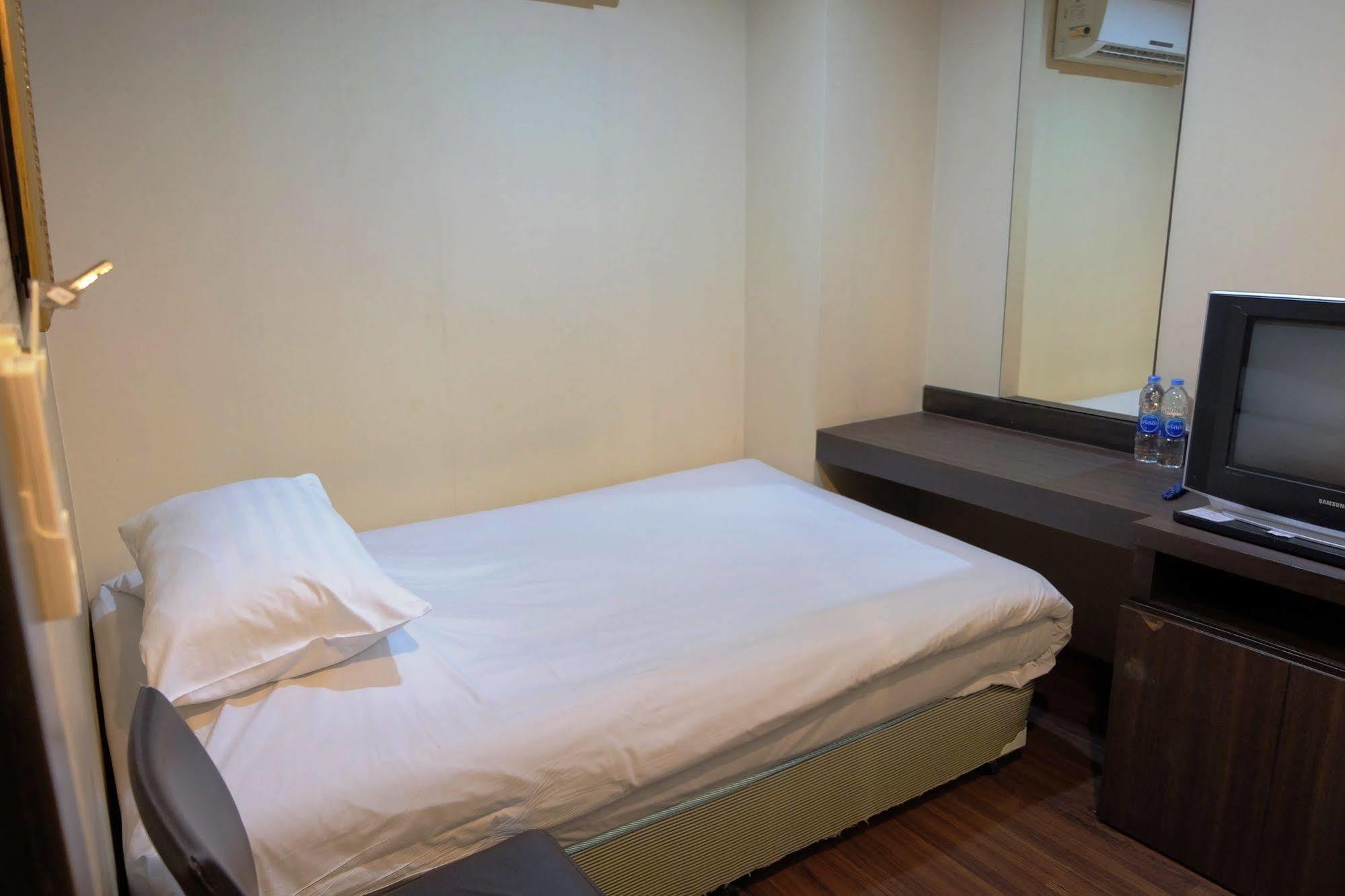 Take A Rest Hotel Bangkok Exterior photo