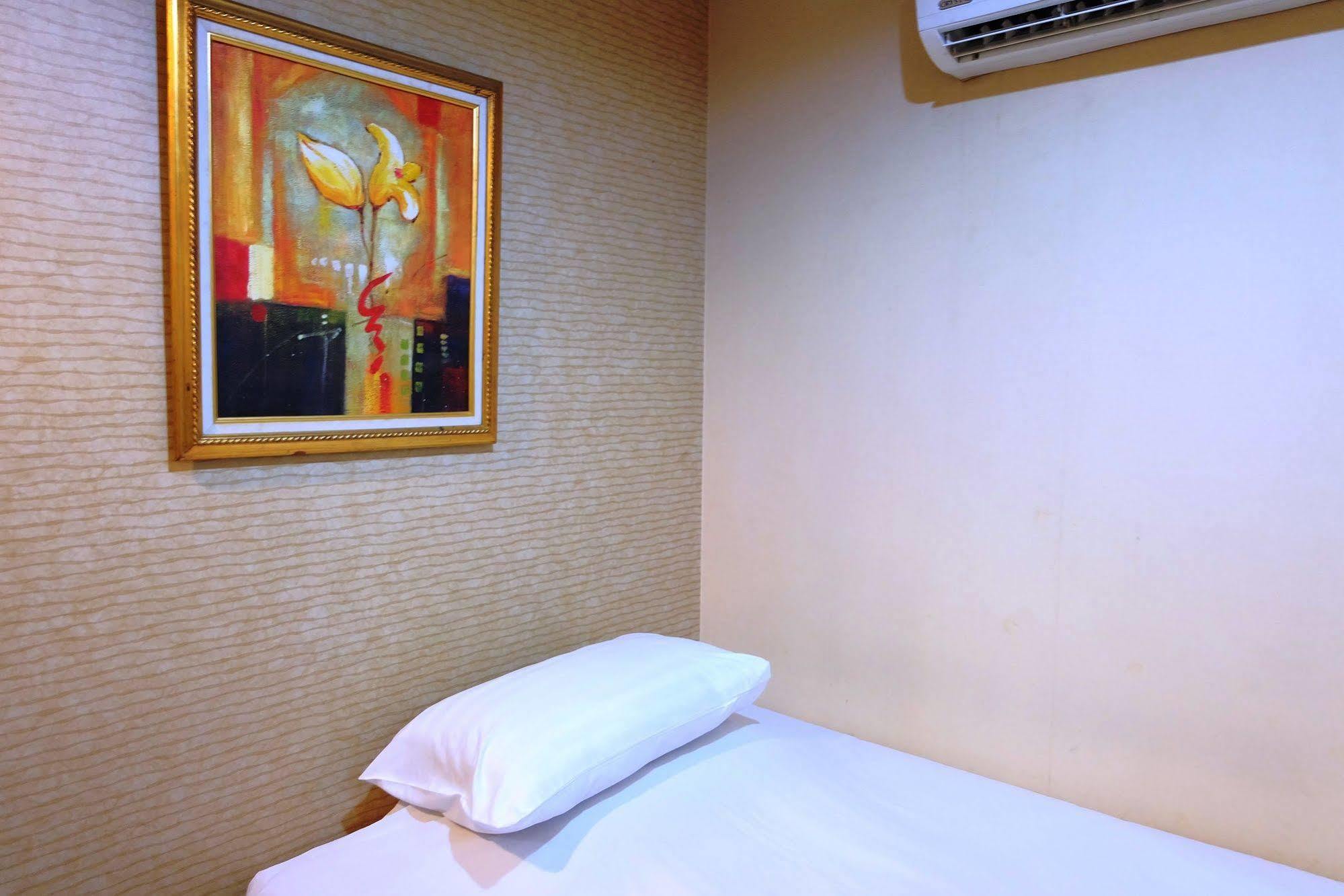 Take A Rest Hotel Bangkok Exterior photo
