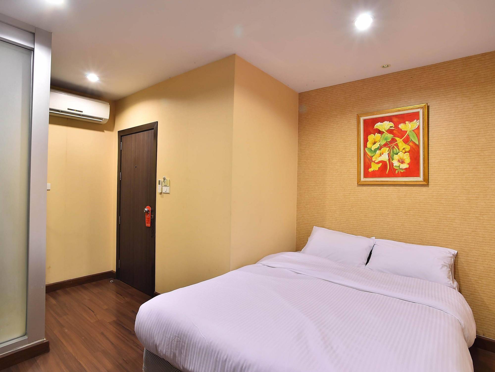 Take A Rest Hotel Bangkok Exterior photo